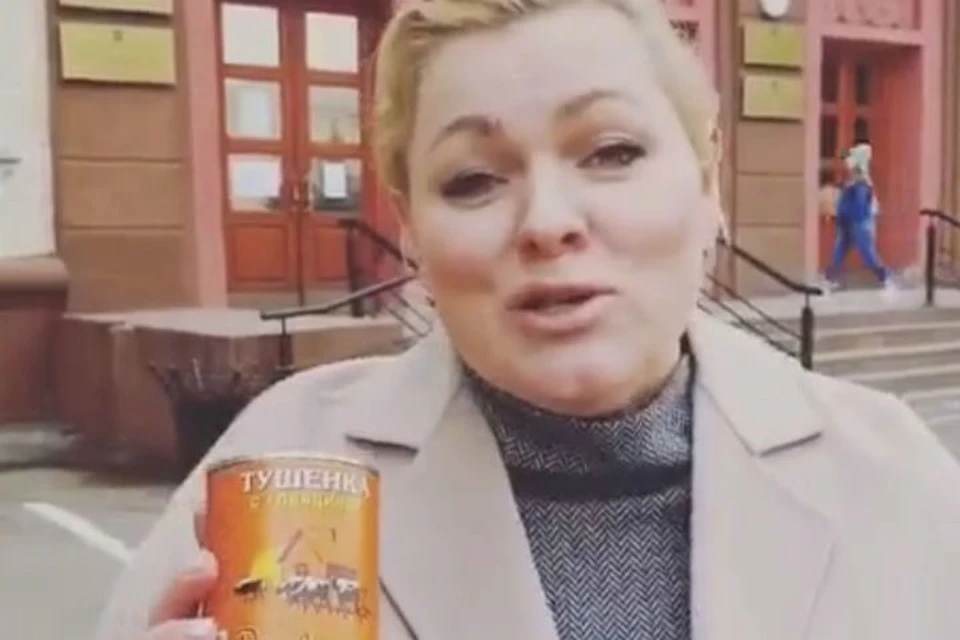 Татьяна Никифорова просто пожаловалась на то, что в сухпайке для ее детей странная тушенка, и ее затравили в городе Фото: кадр из видео