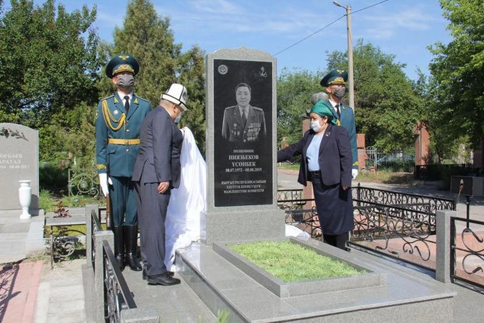 В Бишкеке установлен памятник спецназовцу, погибшему в кой-ташских событиях 2019 года.