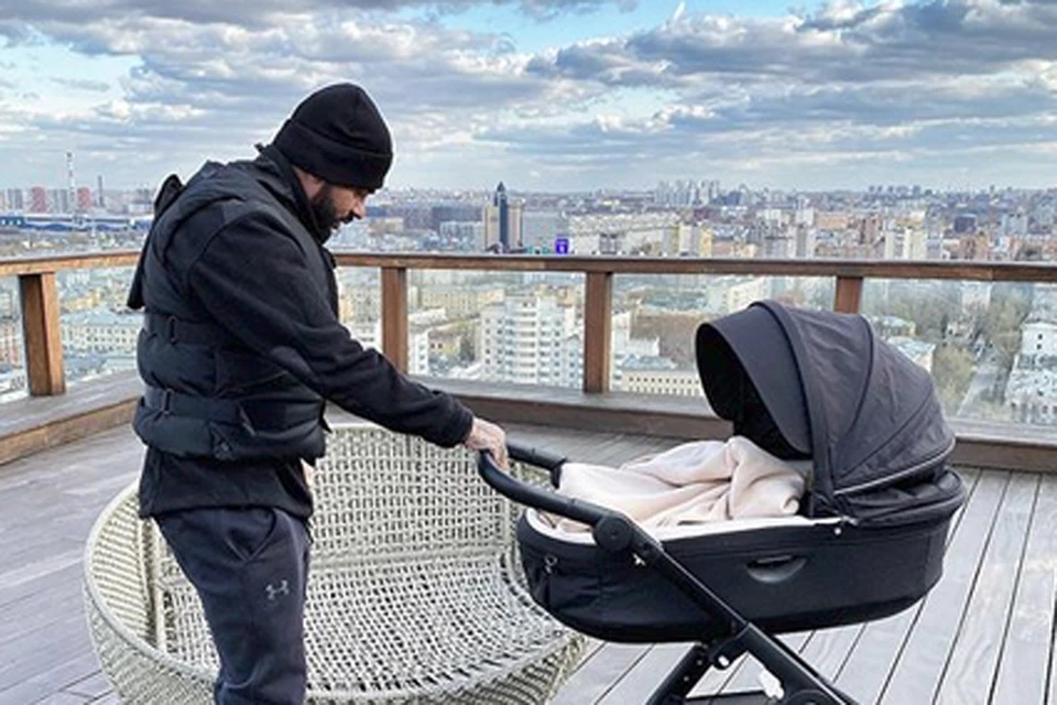 В элитной квартире Тимати живет с супругой Анастасией Решетовой и маленьким сыном