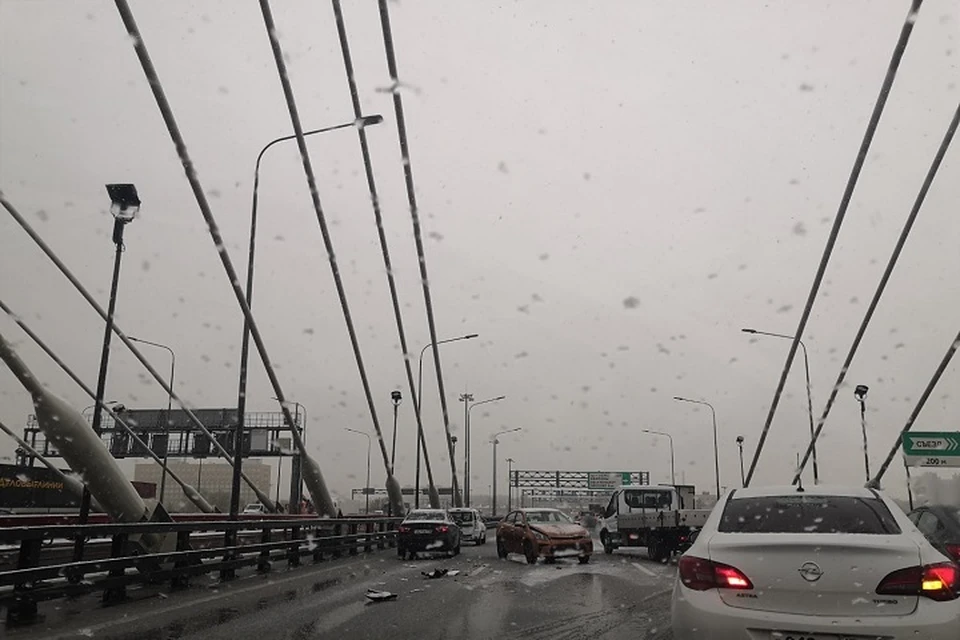 ДТП на Вантовом мосту стало причиной пробки на КАД. Фото: vk.com/spb_today / Ольга Смирнова