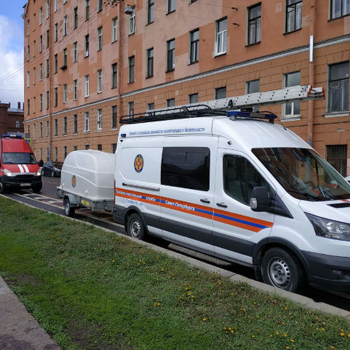 Машина пробила ограду и упала в реку Фонтанку в центре Санкт-Петербурга -  KP.RU