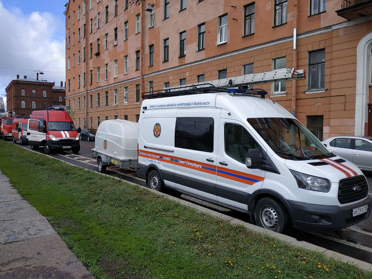 Машина пробила ограду и упала в реку Фонтанку в центре Санкт-Петербурга -  KP.RU