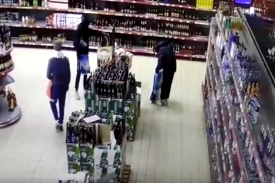 Настоящее шоу из ограбления гипермаркета устроили трое подростков из Солнечногорска. Фото: пресс-служба МВД России