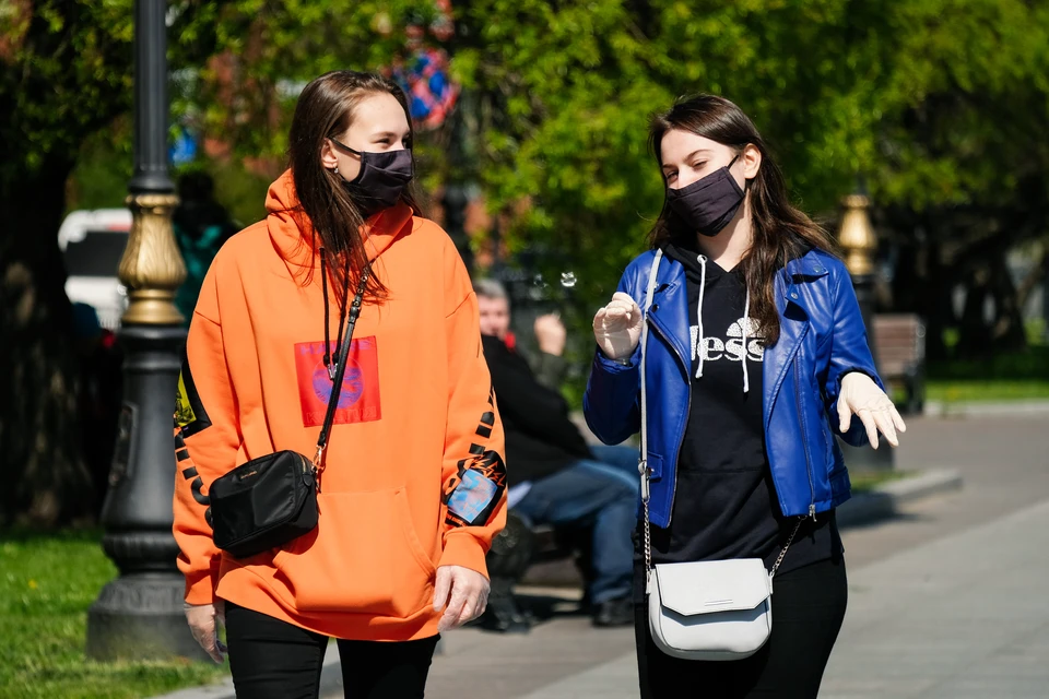 С 12 мая петербуржцы обязаны носить перчатки и маски в общественных местах. Даже на улице.
