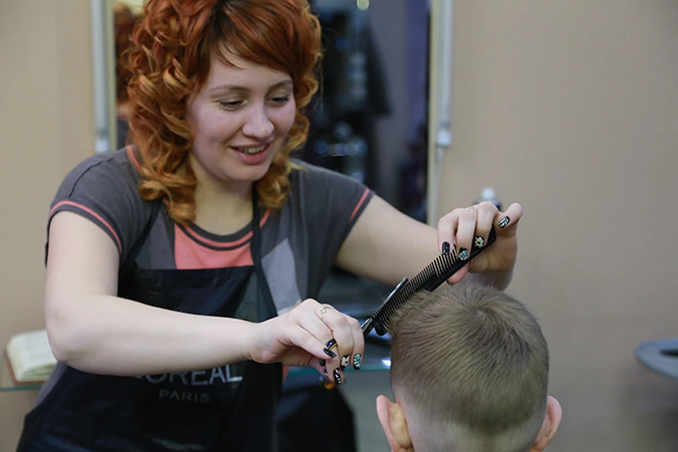 Стало известно, когда в Красноярске и крае откроют парикмахерские и салоны красоты.