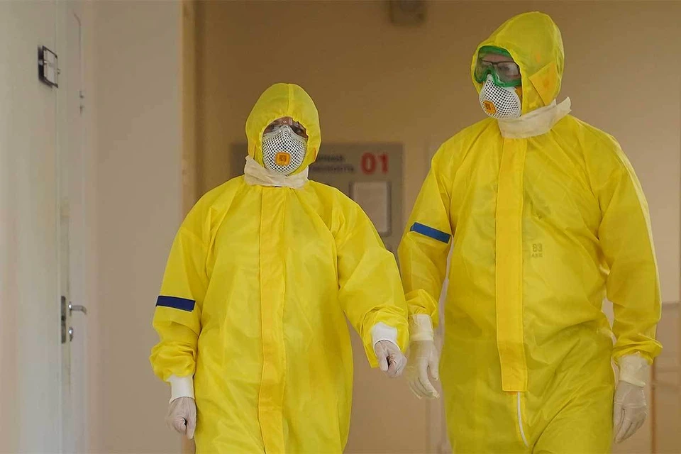 Медработники в защитных костюмах в одной из больниц Самары.