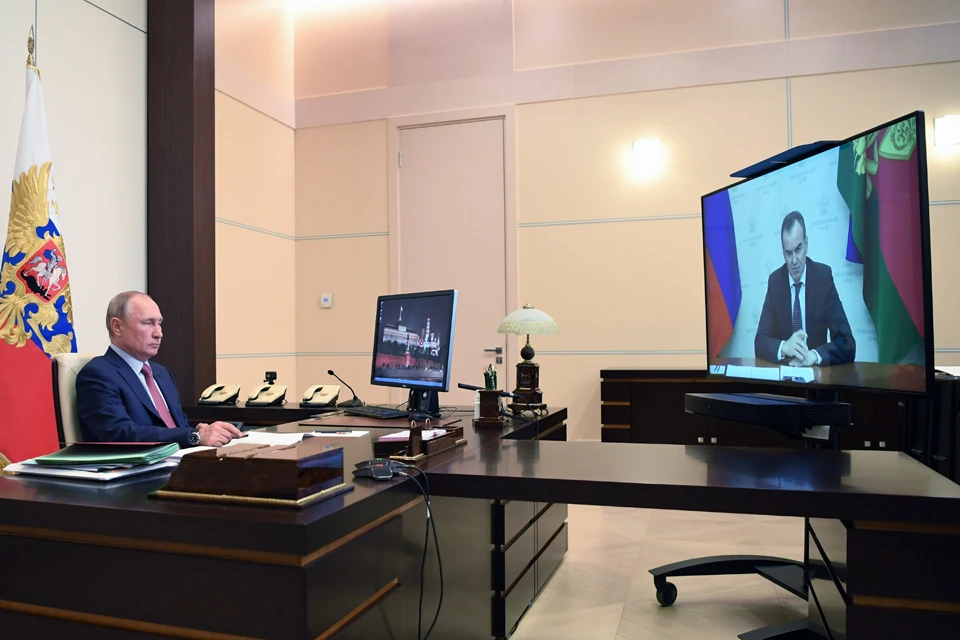 Владимир Путин во время видеоконференции с Вениамином Кондратьевым.