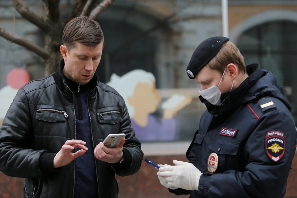 «Комсомолка» выяснила, когда отменят QR-коды на выход из дома.