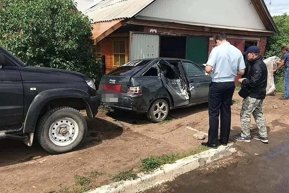 Мужчина оказался зажат между искореженной "двенашкой" и воротами гаража