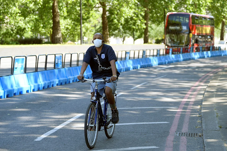 Велосипедист мчит по Лондону по специально созданной из-за пандемии велодорожке.