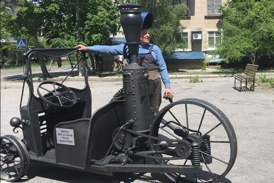 Александр Моисеенко рядом со своей скульптурой «Тень целой эпохи». Фото: facebook.com/Александр Моисеенко