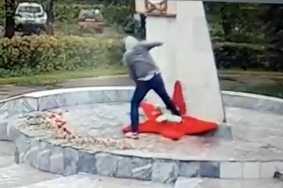 Полицейские опубликовали видео кадры, где мужчина топчет памятник погибшим в годы Великой Отечественной войны