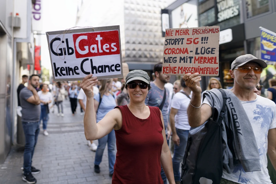 В мае в Кёльне прошли демонстрации против технологий 5G, протестующие обвиняли Билла Гейтса в стремлении чипировать население