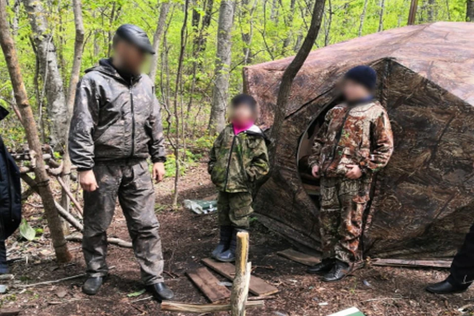 Пропавшую семью нашли в лесу - там они соорудили палатку со всеми необходимыми продуктами. Фото: УМВД по Приморскому краю.