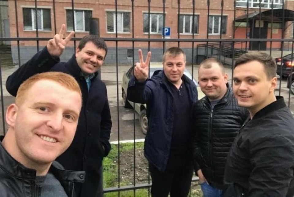 Полицейские Боровков (крайний справа) и Александров (в центре) оказались под следствием после задержания подозреваемого в педофилии