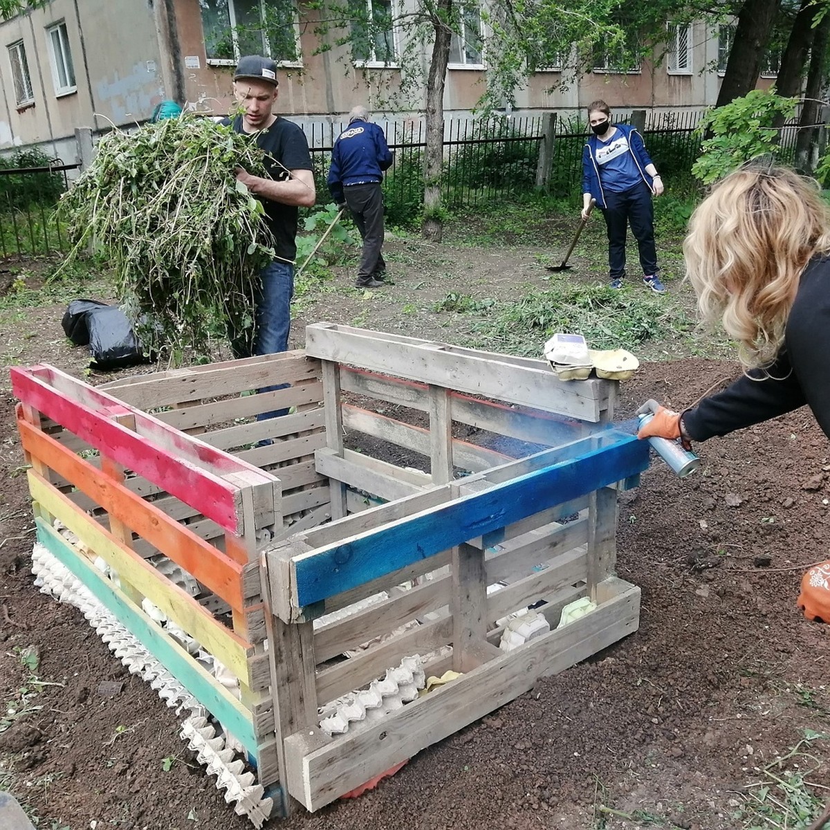 Не на свалку, а в цветник»: в Самаре открыли первую общественную компостную  яму - KP.RU