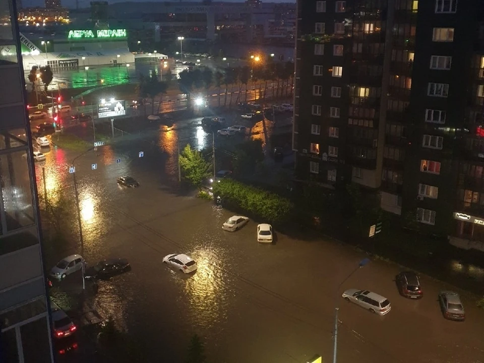 Мощный ливень затопил улицы, дома и машины в Красноярске.