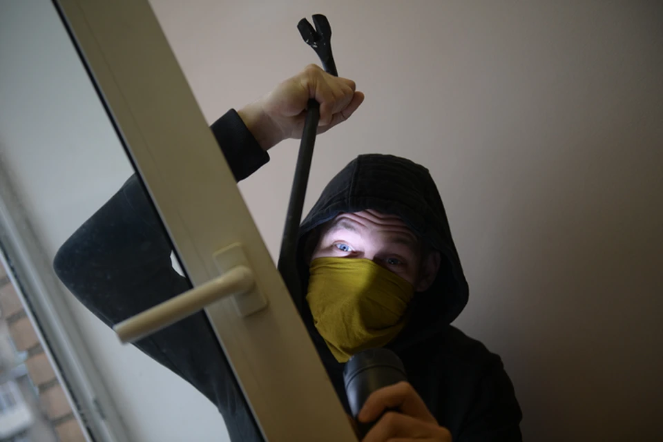 Налетчики проникли в дом через окно.