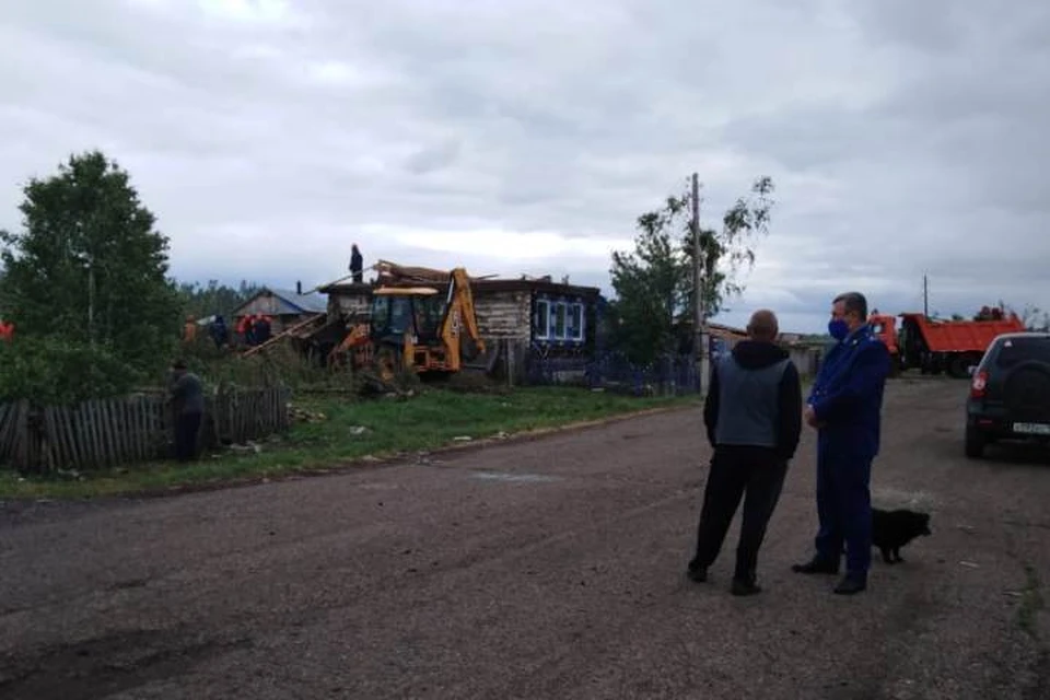 Прокурор встретился с жителями разрушенной ураганом кузбасской деревни. Фото: Прокуратура Кемеровской области
