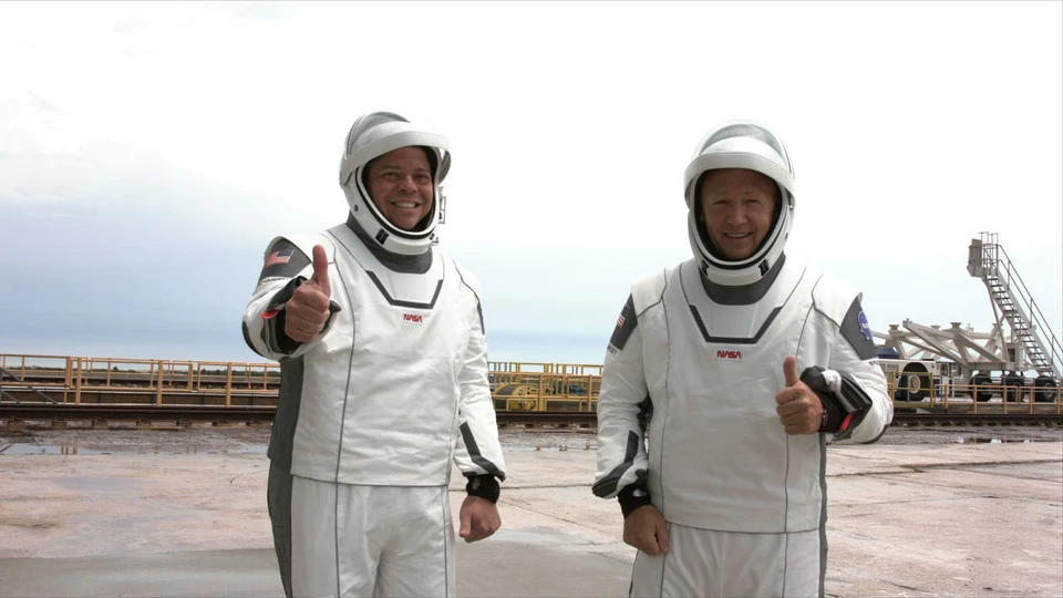 Астронавты Хёрли и Бенкен покинули корабль Crew Dragon после переноса его запуска к МКС