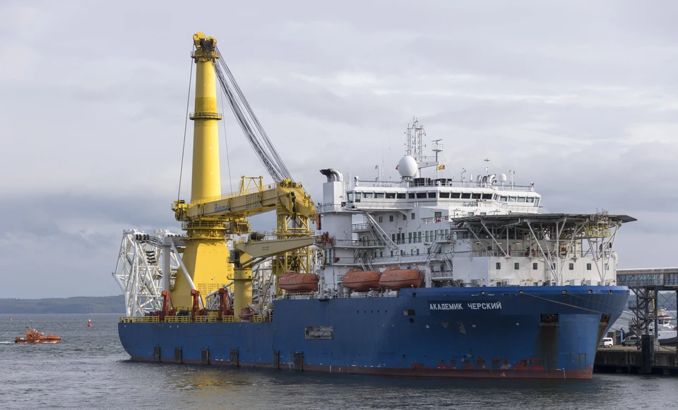 Трубоукладчик "Газпрома" встал на якорь у германского порта Мукран