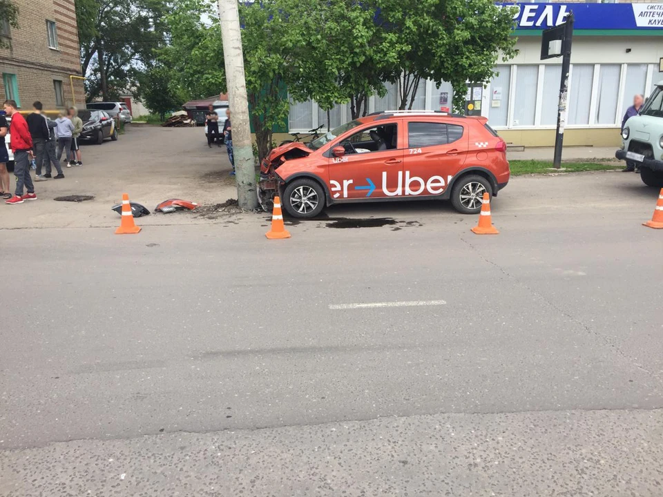 Потерявшее управление авто врезалось в световую опору