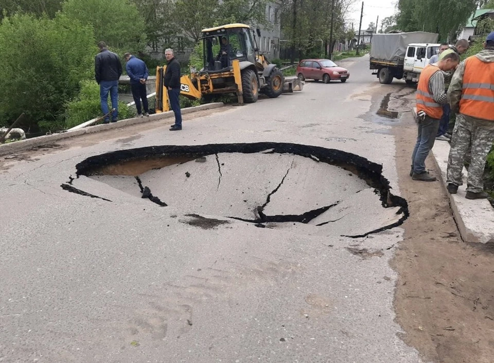 Вот такой провал на мосту через ручей в Кимрах. Фото: группы «Подслушано Кимры» в соцсети «ВКонтакте»