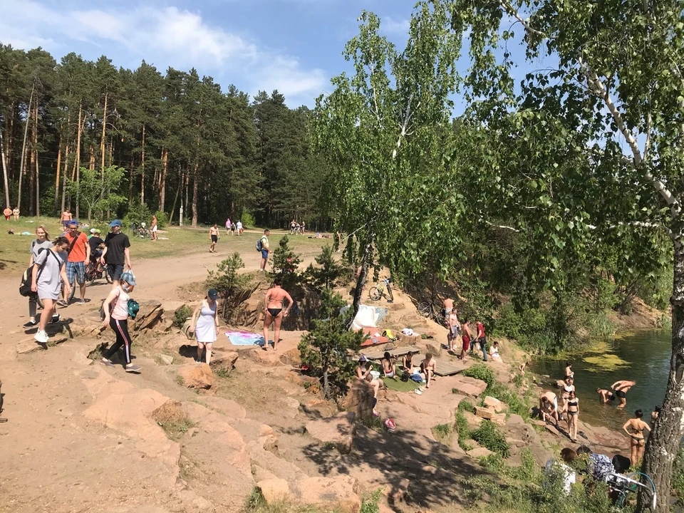 В жаркий день на берегу карьера полно гостей