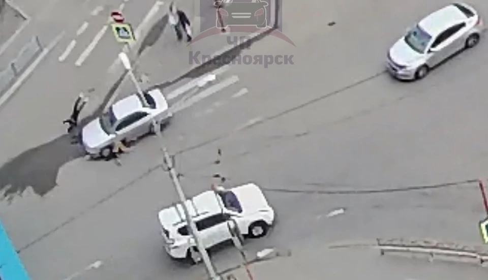 Двух школьниц сбили на перекрестке в Красноярске. Фото: стоп-кадр видео ЧП - Красноярск.