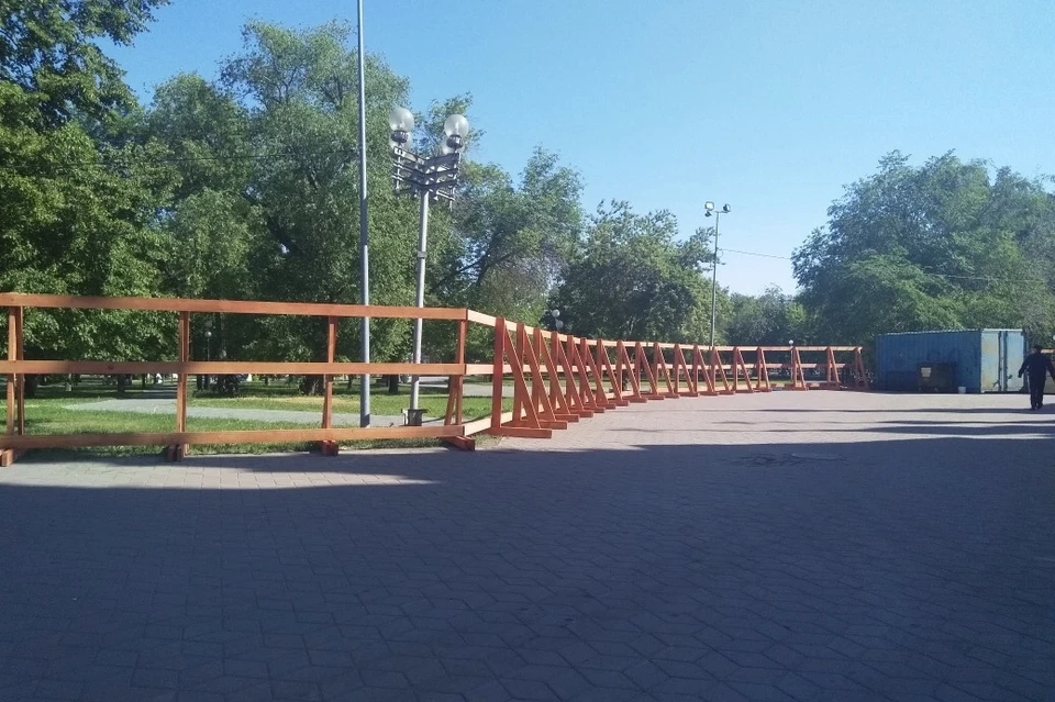 Храм Александра Невского обнесли забором
