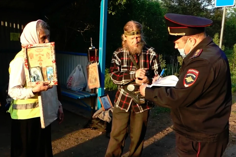 Полицейские провели с паломниками разъяснительную работу. Фото: скриншот с видео bogorodskoe43.ru