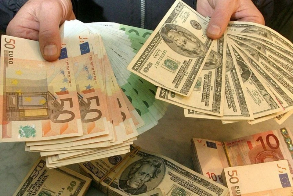 Евро продолжит расти к доллару: что будет с молдавской валютой в первый месяц лета
