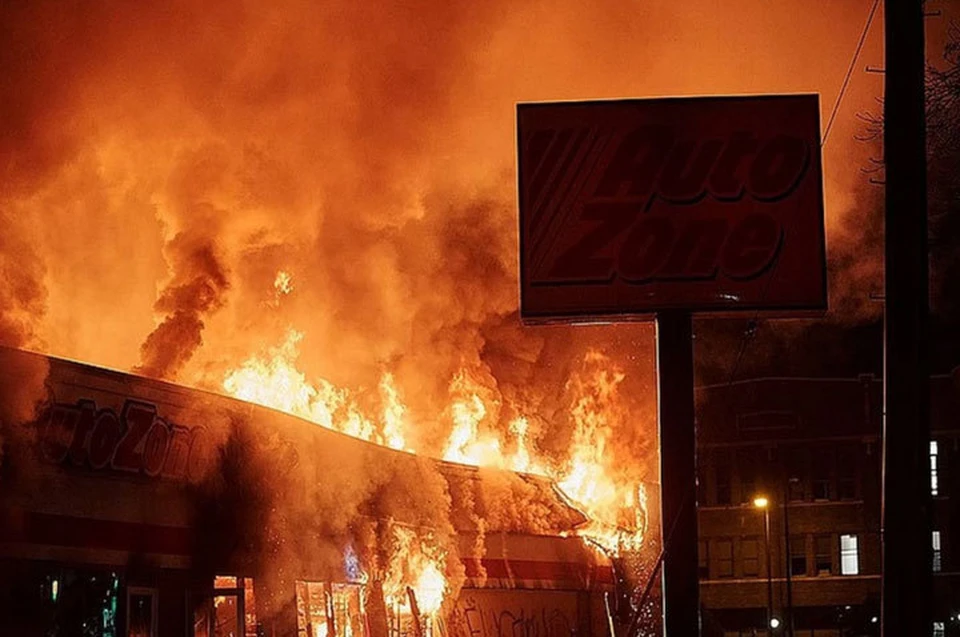 В результате ночных погромов многие здания сгорели в огне пожара.