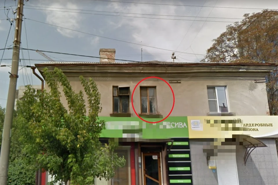Прохожие помогли снять мальчика со 2 этажа дома.