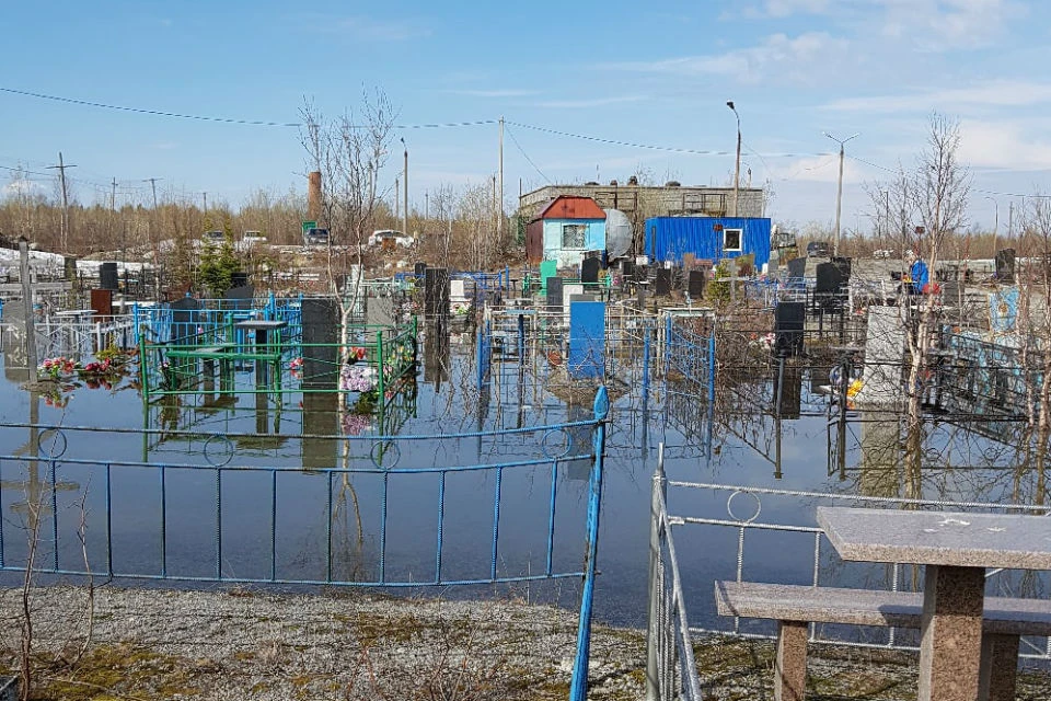 Кладбище затопило талыми водами из-за отсутствия дренажной системы. Фото: Елена Чарова/vk.com/kirap51