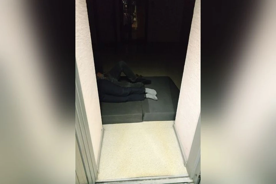 В крупном новосибирском бизнес-центре сотрудники обнаружили двоих молодых людей, решивших переночевать прямо на полу возле лифта. Фото: предоставлено очевидцем
