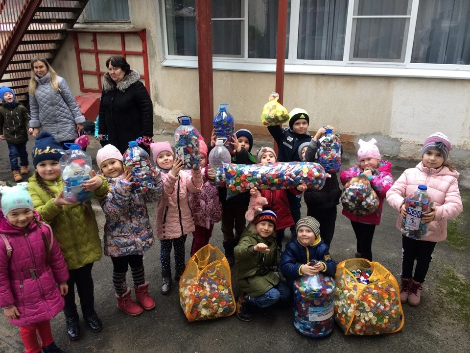 Во всех 26 детских садах Азова установили специализированные накопители для сбора макулатуры и пластика Фото: предоставлено «ЭКА-Азов».