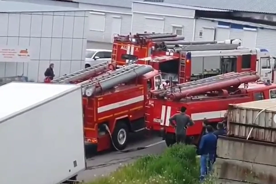 Во Владивостоке загорелся склад на базе