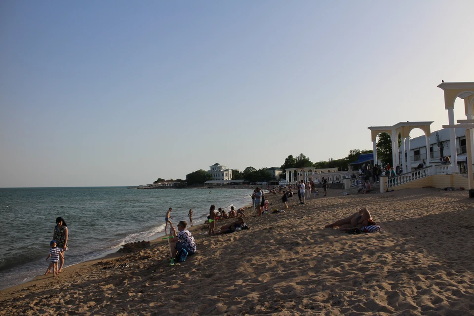 Вода в евпатории в море сейчас. Евпатория море. Феодосия Евпатория. Проект море Евпатория. Обстановка в Евпатории на сегодняшний.