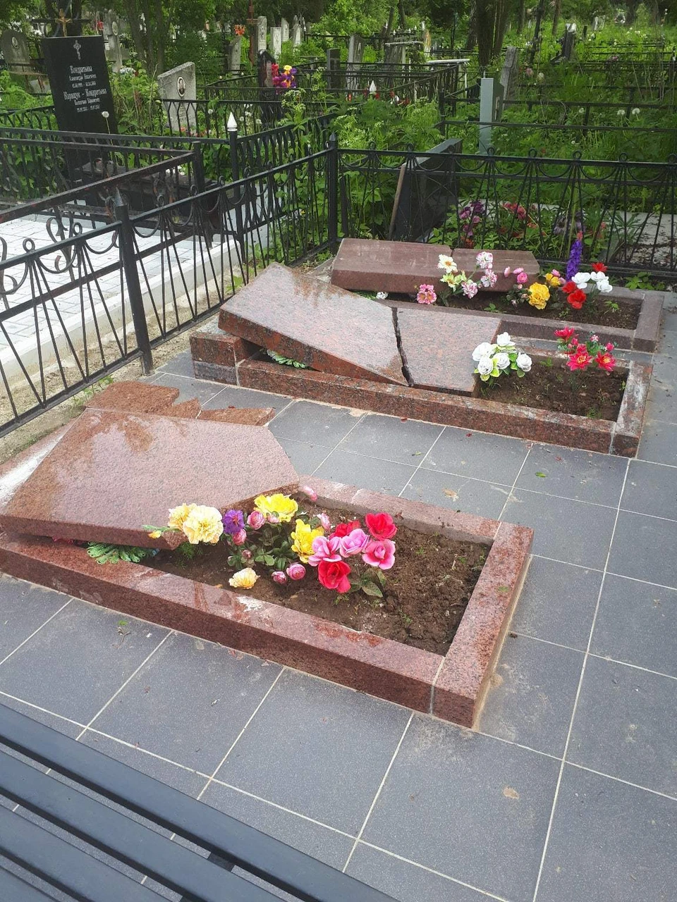 Уничтожено 26 надгробий.