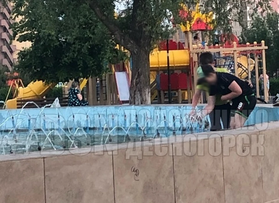 Жители Десногорска пожаловались на детей, ломающих фонтаны. Фото: паблик "#DSN | Подслушано Десногорск" ВКонтакте.
