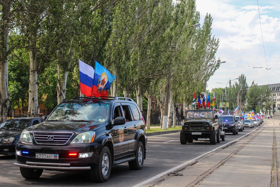 Авто пробега б у. Автопробег Луганск. Автопробег ко Дню России в Луганске. День флага автопробег 2021. Запорожская область автопробег.