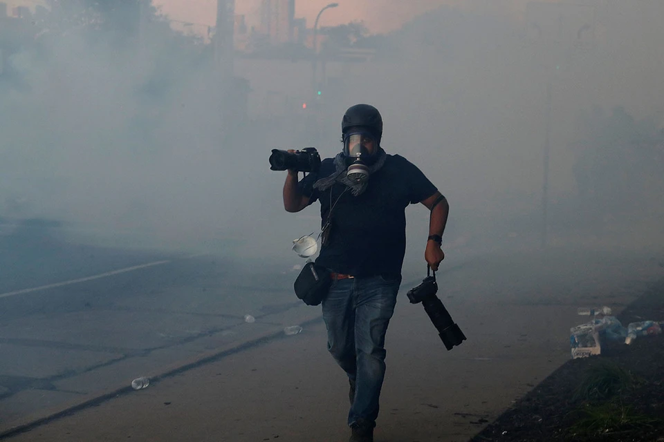 В ходе протестов от рук полиции пострадали более 400 репортеров