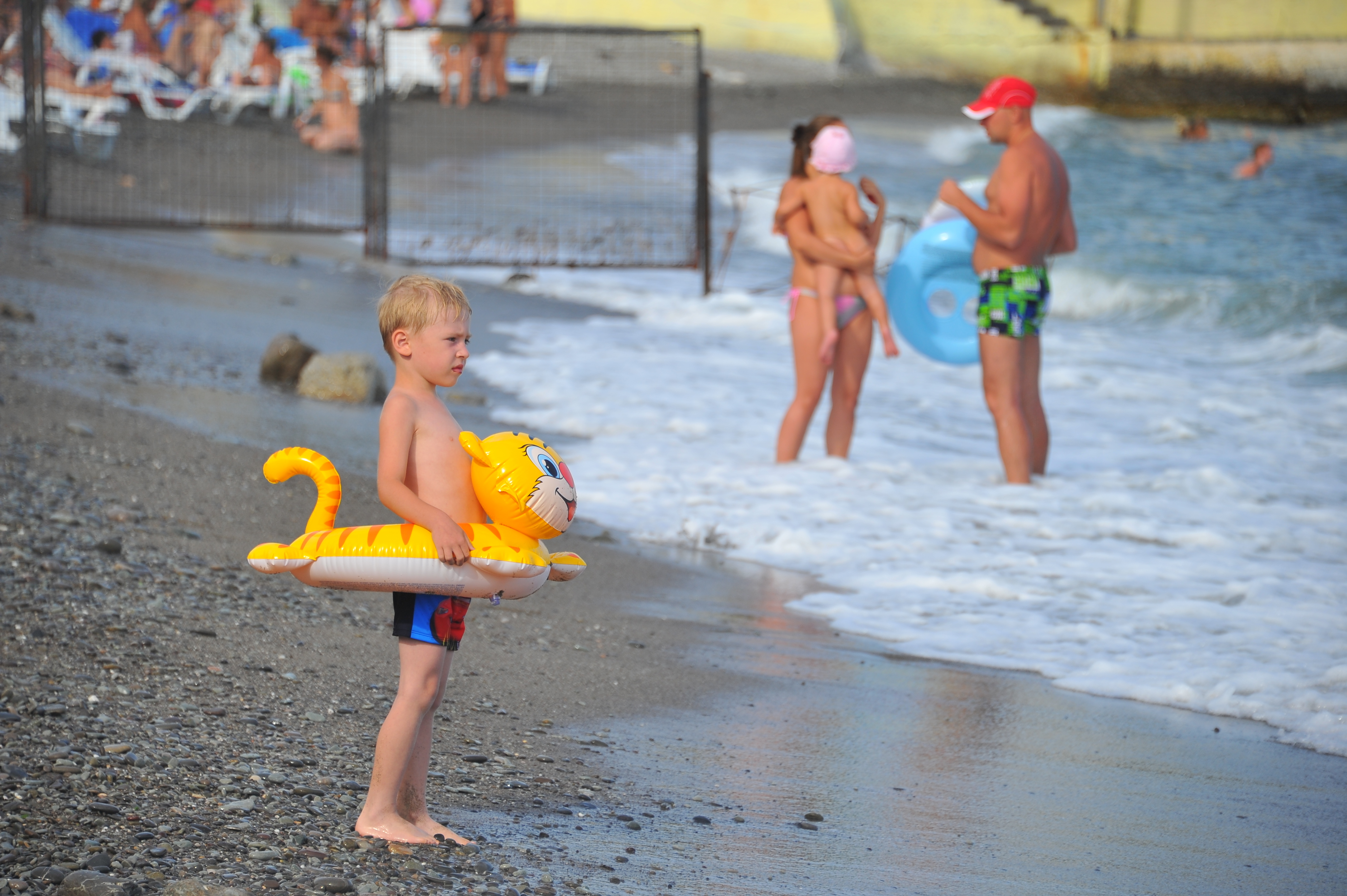 Дети из других регионов мечтают летом побывать на море. И сделать это можно, попав в детский лагерь в том числе.