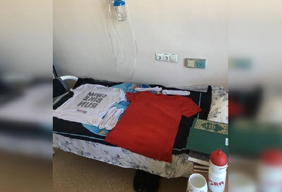 Бывший мэр показал разложенные на кровати после стирки вещи. Фото: Instagram Евгения Ройзмана