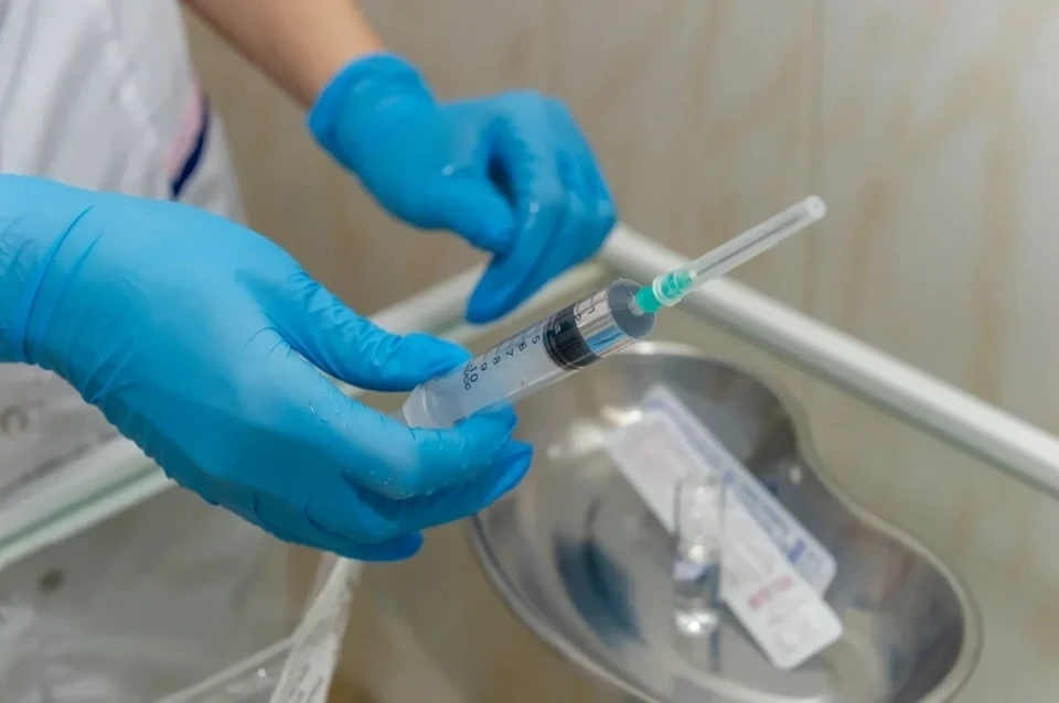 Испытания вакцины от коронавируса на людях могут начаться уже в августе.