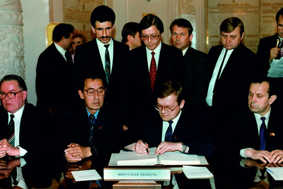 Федеративный договор не подписали республики. Подписание федеративного договора 1992. Ельцин и Федеративный договор подписание. Федеральный договор 1992 года.