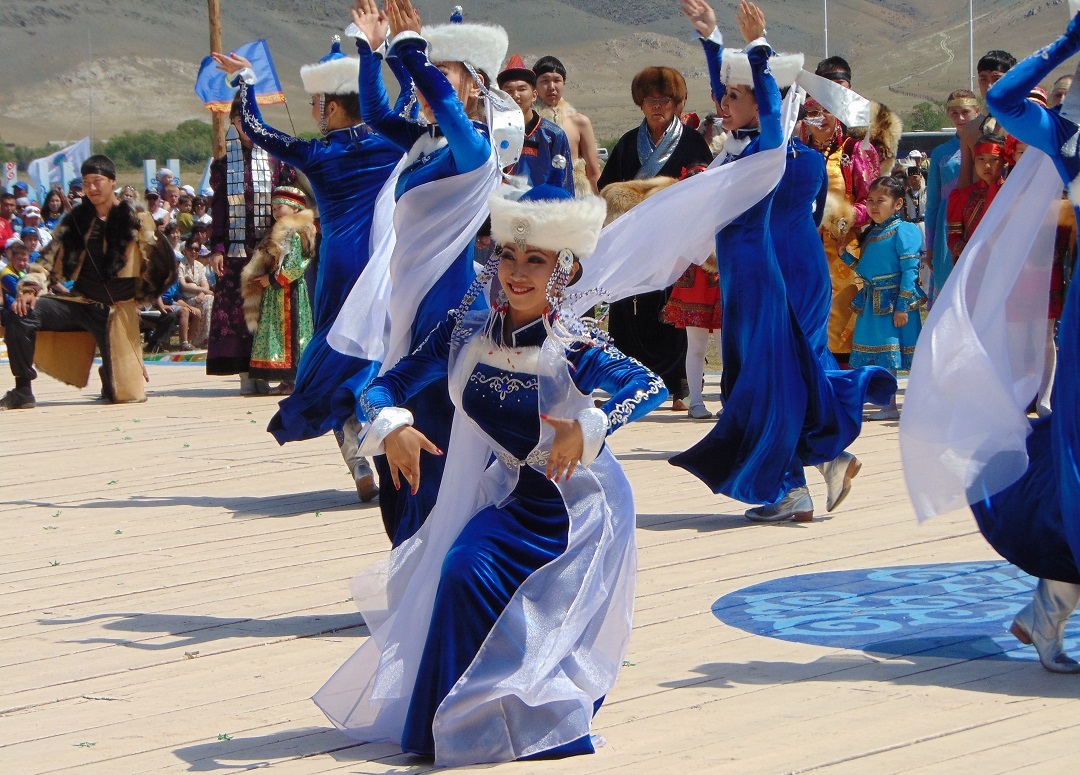 Любой бурятский праздник всегда украшают песни и танцы.