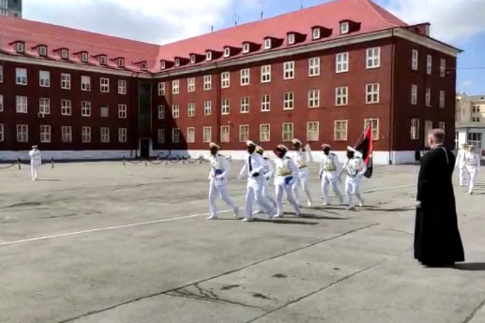 Ангольские курсанты маршируют по плацу Балтийского военно-морского института.