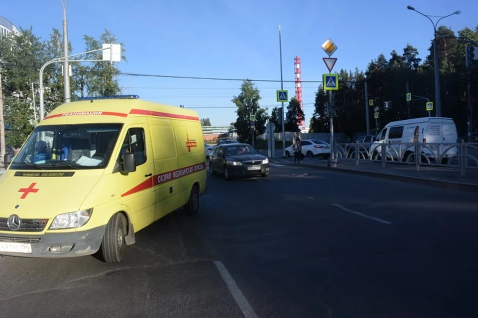 Позже выяснилось, что велосипедист выехал на перекресток на красный свет, но не увидел этого, якобы, из-за солнца. Фото: УГИБДД по Екатеринбургу